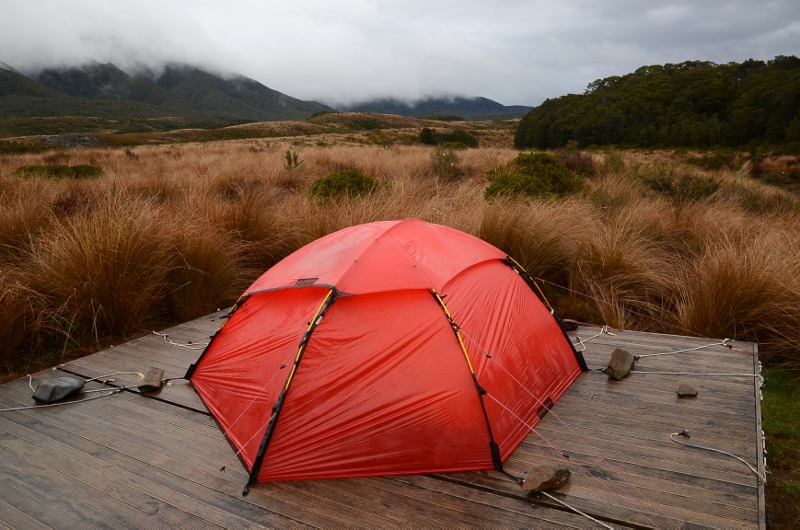 20. Camping på upphöjd träplattform vid Gouland Downs Campsite. Mindre blött och behaglig bris genom tältet.
