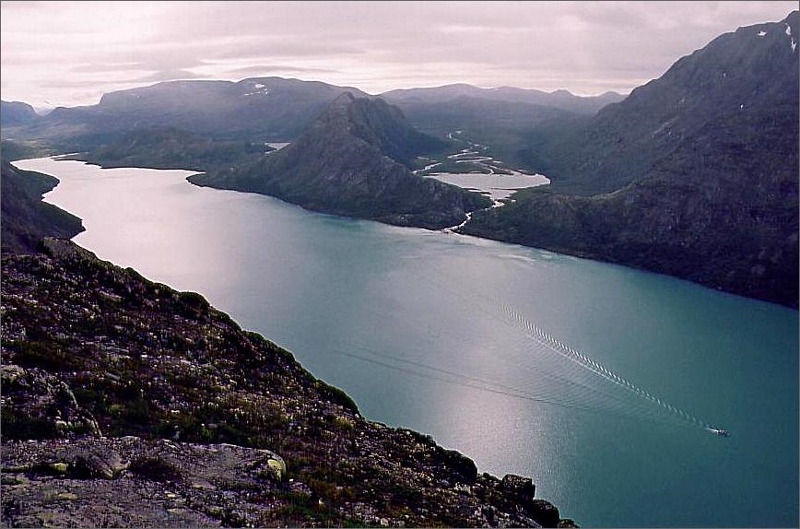 5. Sjön Gjende 979 meter över havet.