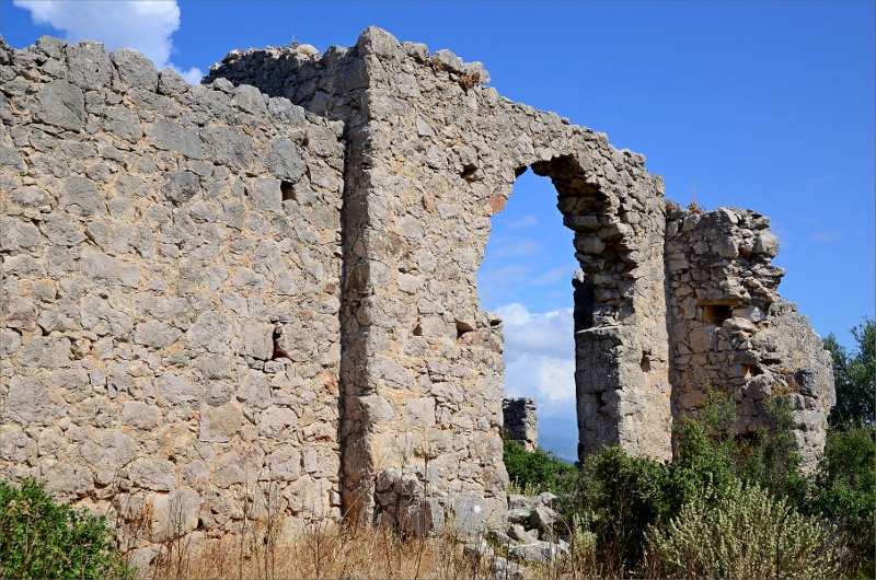 Delar av det som är kvar från Akropolis vid Xanthos ruiner.