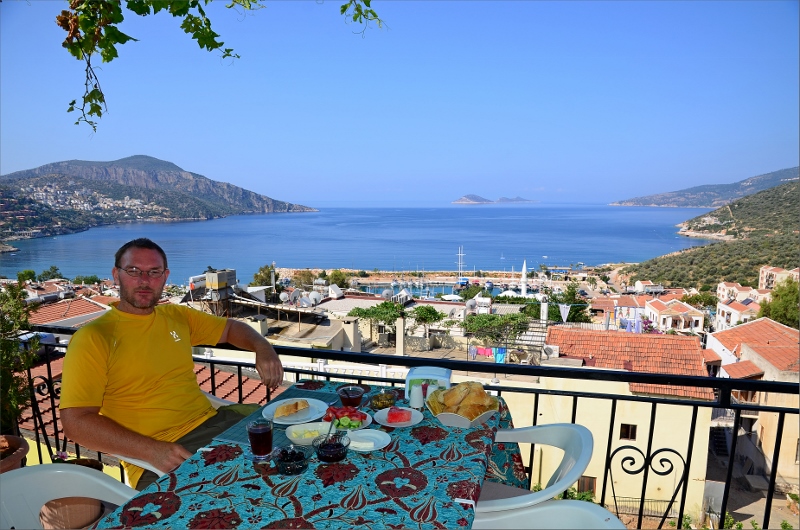 Frukost på terrassen vid Gul Pension i Kalkan.