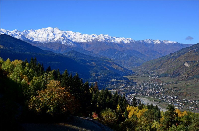 Mestia och Svanetian Range 4008 meter.