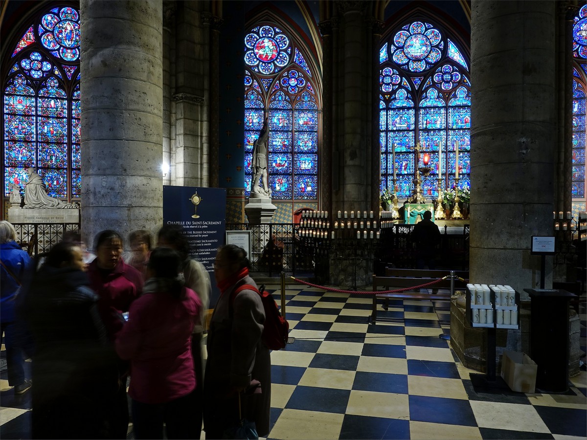 8. Färgade fönster inne i Cathedrale Notre Dame de Paris.
