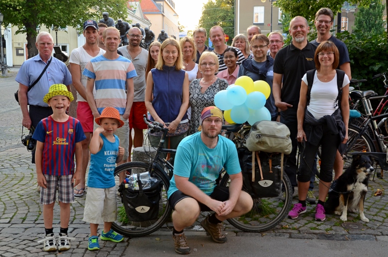 Jag, min familj och goda vänner vid målgången på Stora torget i Västerås. Det blev en hyggligt lång resa på 4 år 3 månader genom 16 länder varav jag har cyklat i 12 och totalt 30318 km samt paddlat 2 floder och gått 18 fjällvandringar plus träffat en partner. Nu är det slut.